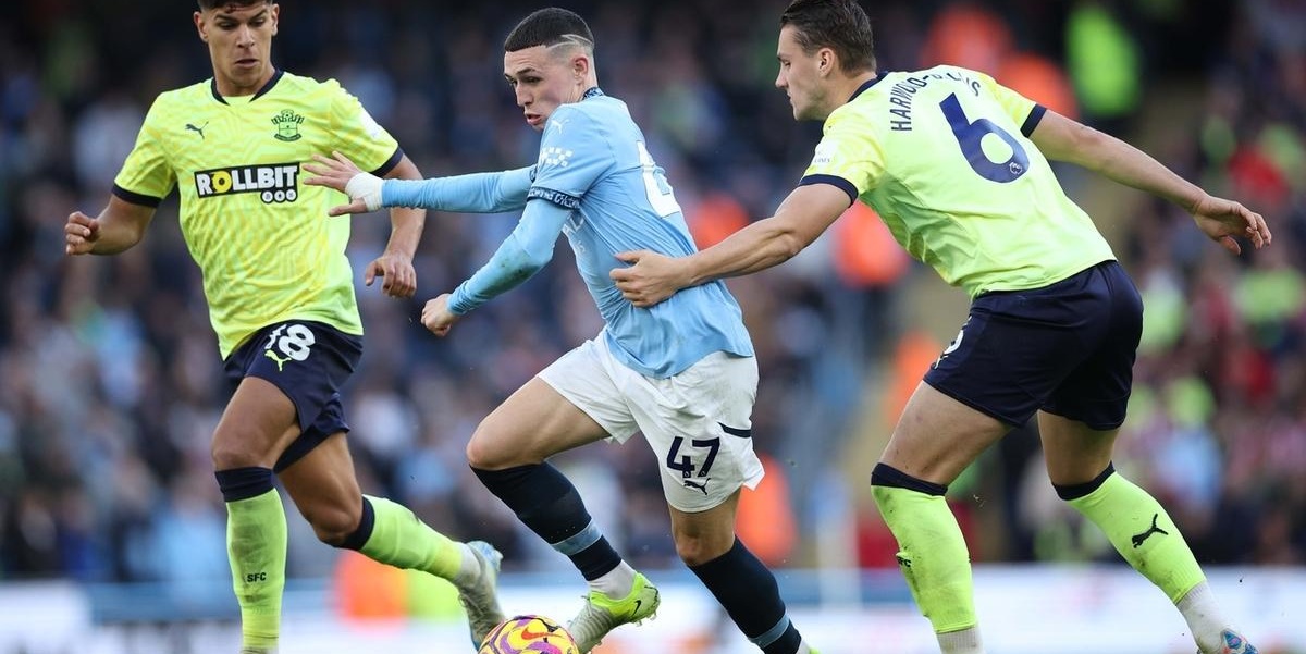 包含南安普顿主场小胜,激动的球员庆祝胜利的镜头令人感动的词条