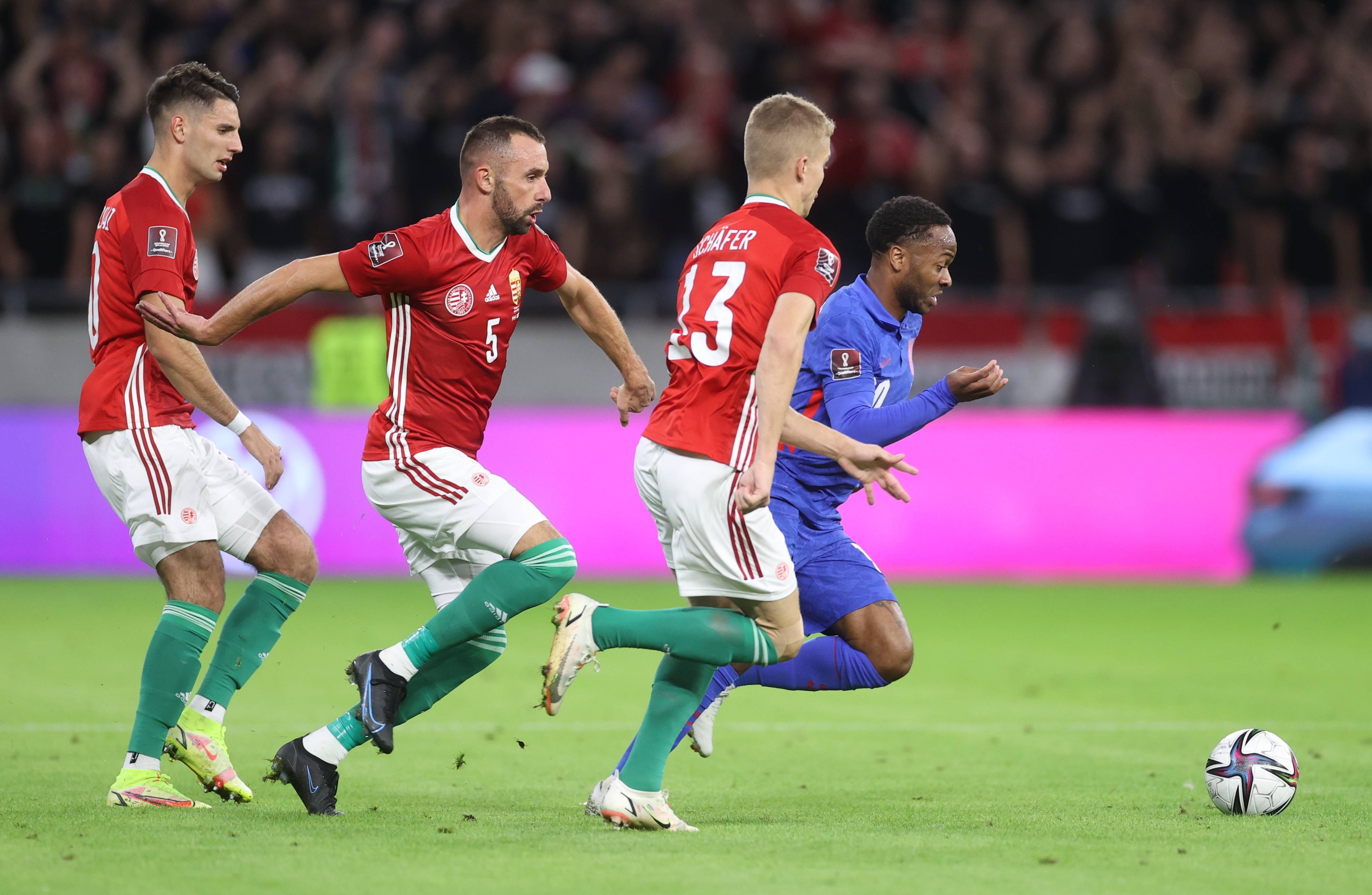 包含球队稳健防守，欧洲联赛赛场上演防守战的词条