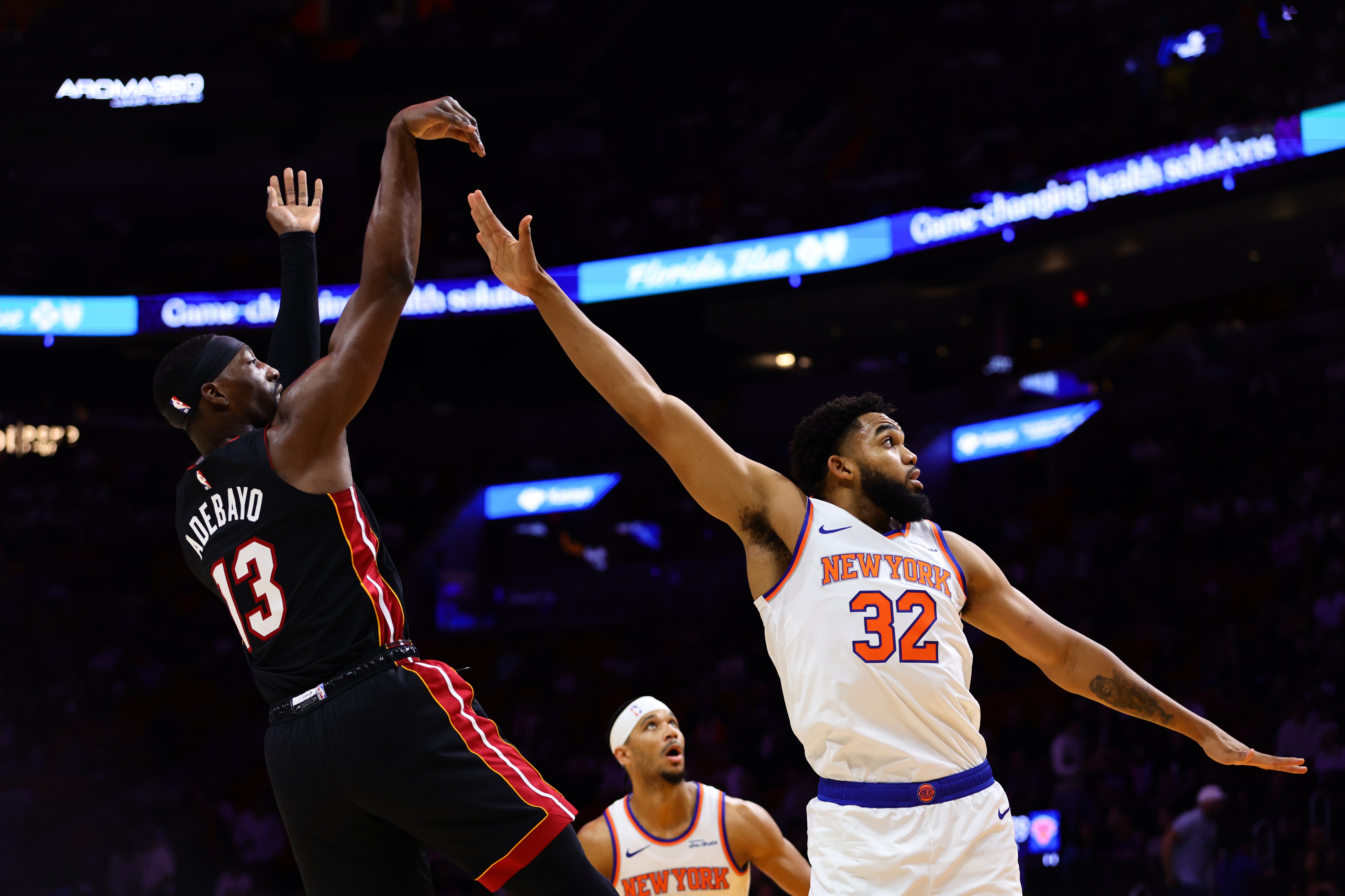 「森林狼击败尼克斯，唐斯砍下三双」的简单介绍