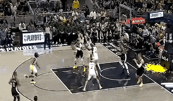 包含步行者完胜雄鹿，晋级下一轮比赛的词条