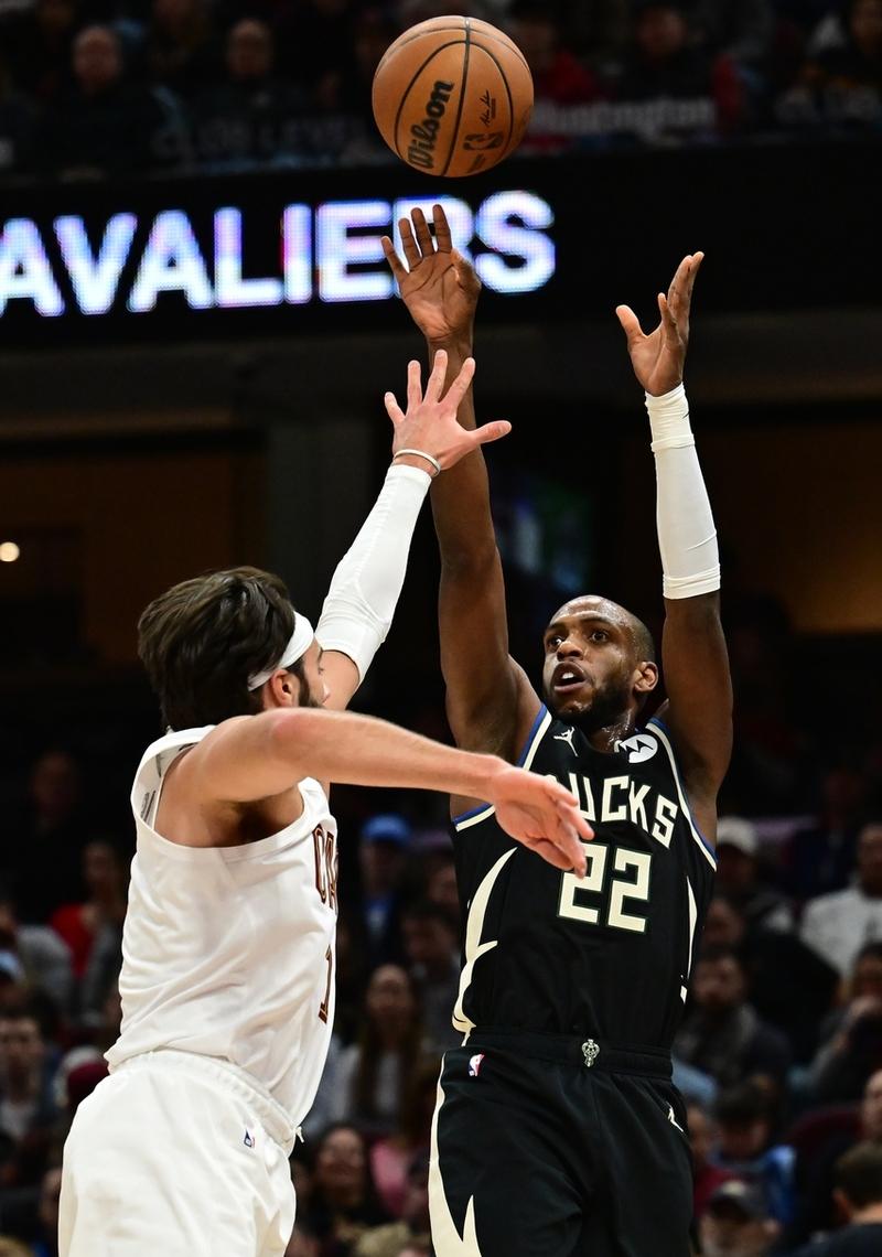 包含步行者完胜雄鹿，晋级下一轮比赛的词条