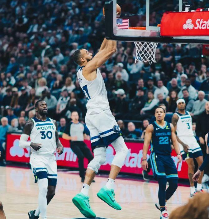 灰熊惊险战胜公牛，莫兰特绝杀锁胜