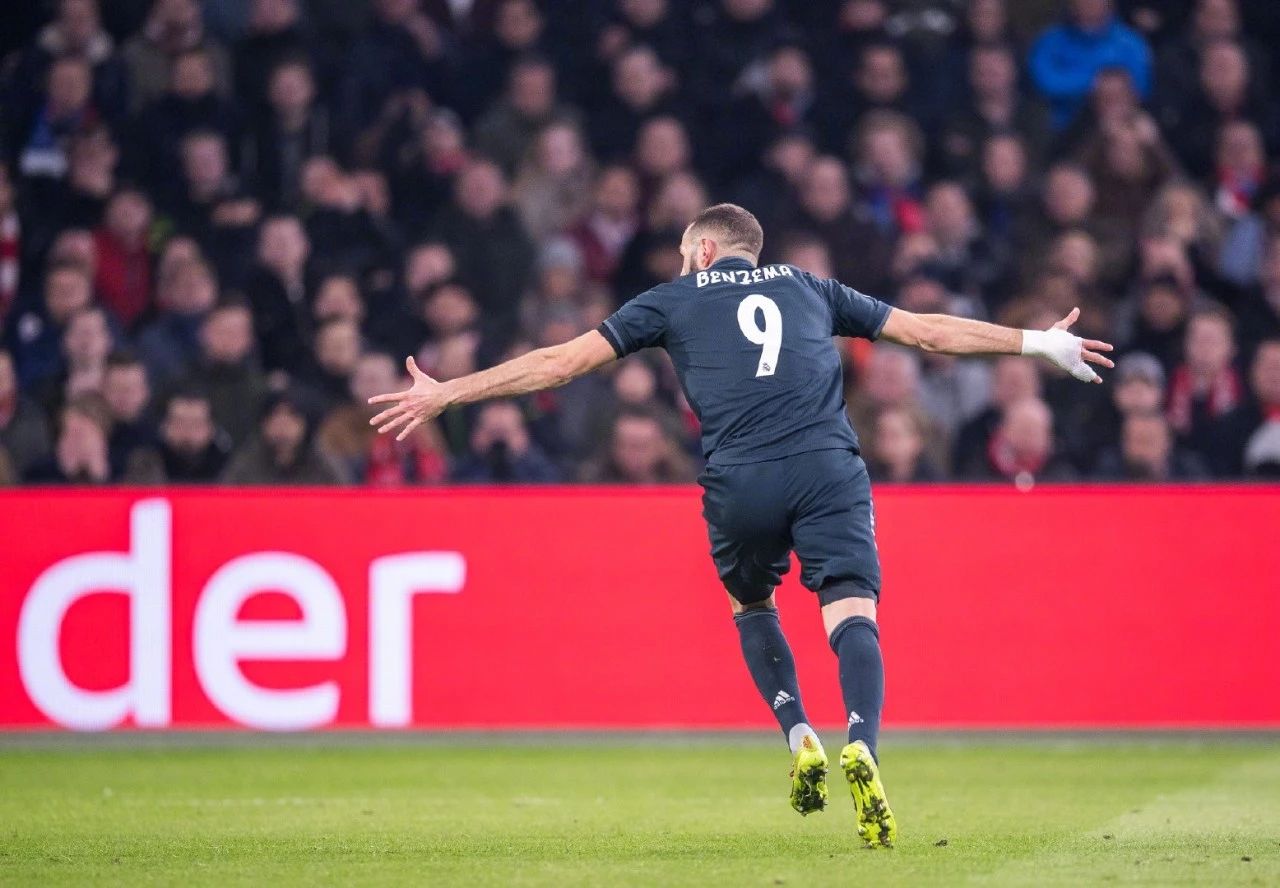 包含阿贾克斯坚定信念，勇夺一席之地的词条