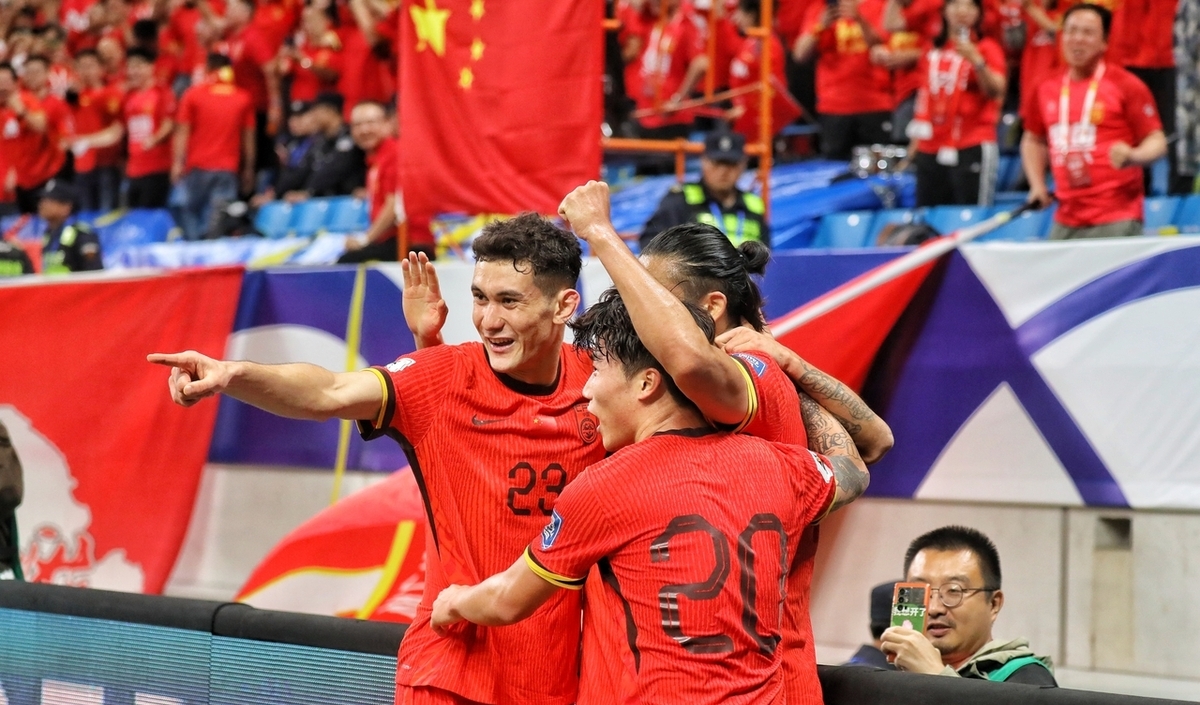 足球赛事充满激烈对抗,球员争夺胜利 足球赛事充满激烈对抗,球员争夺胜利