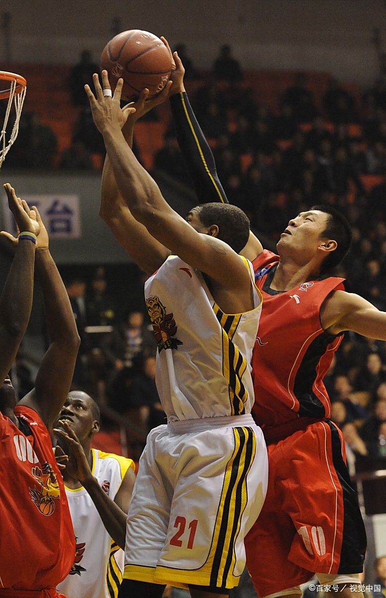 体育赛场上的豪门对决，悬念百转千回