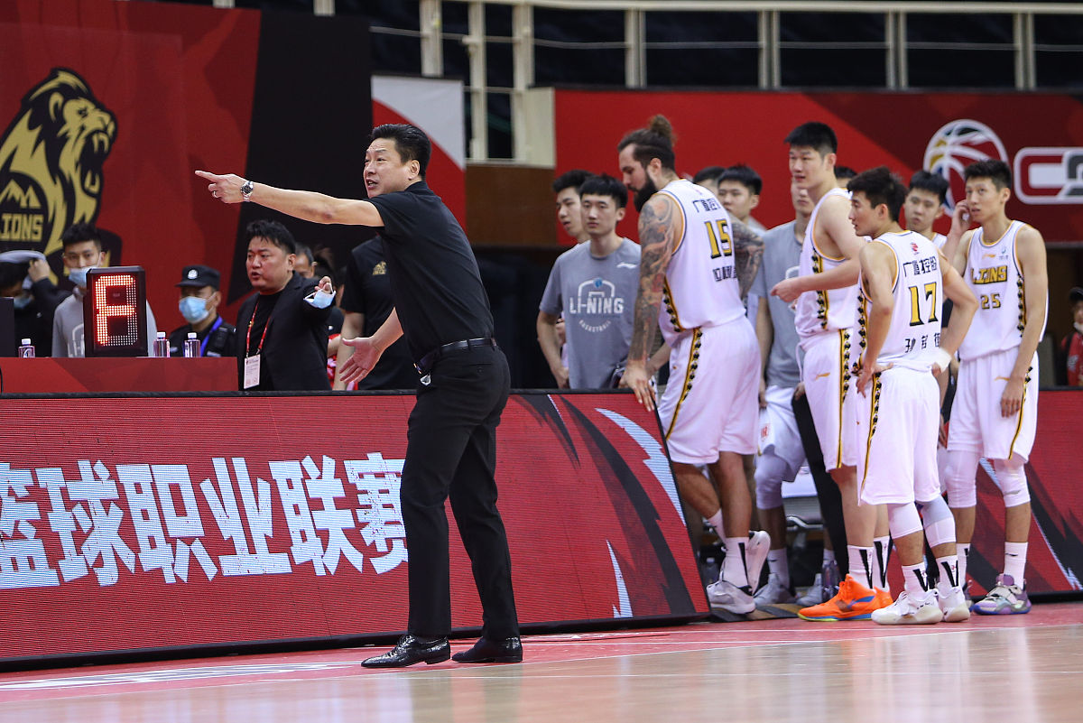 球队主教练因技战术调整带领球员取得胜利