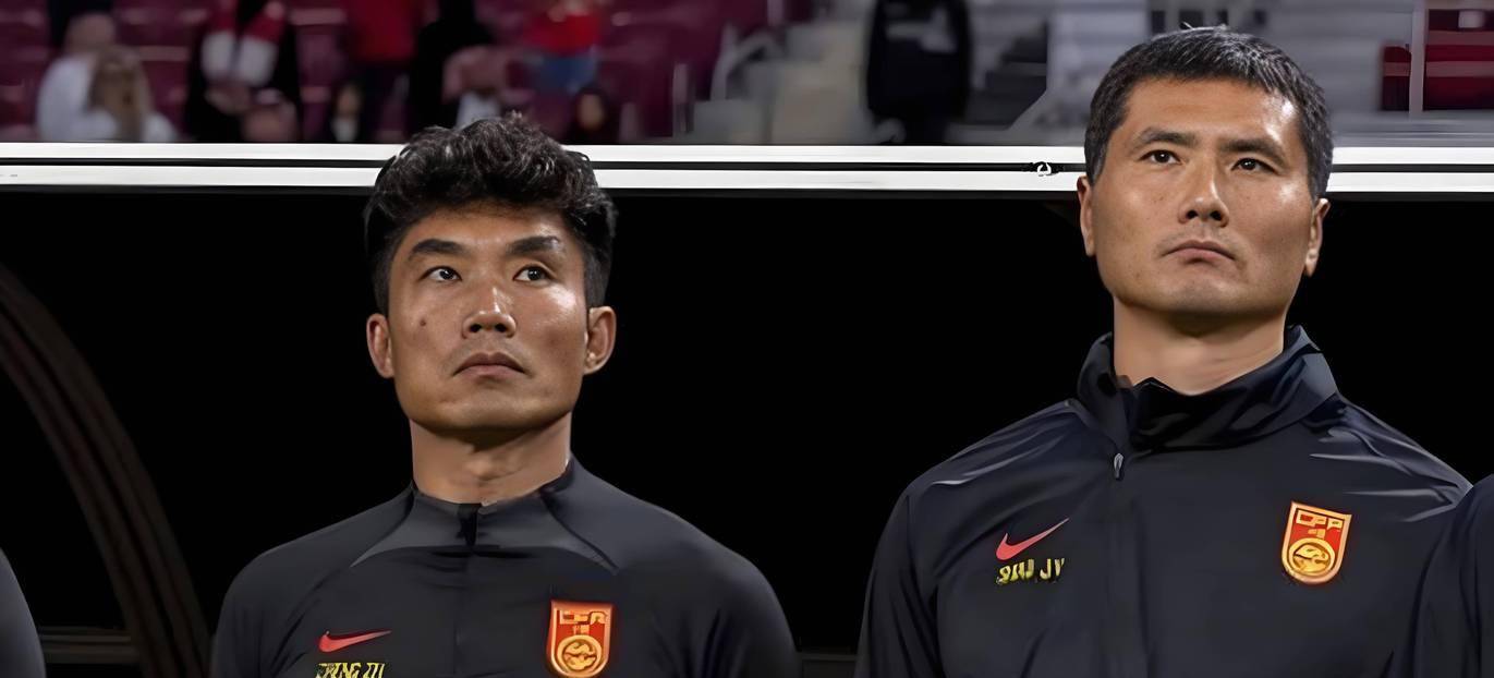 球队主教练因技战术调整带领球员取得胜利