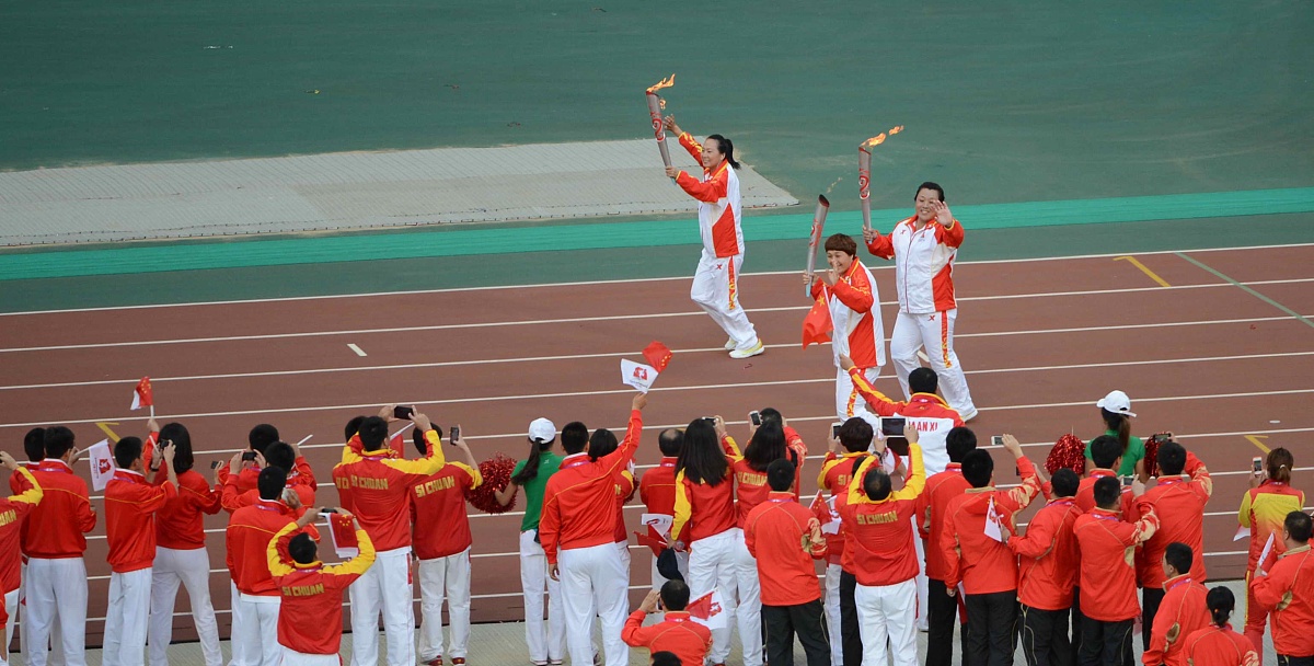 汗水飞溅，球员拼搏争先