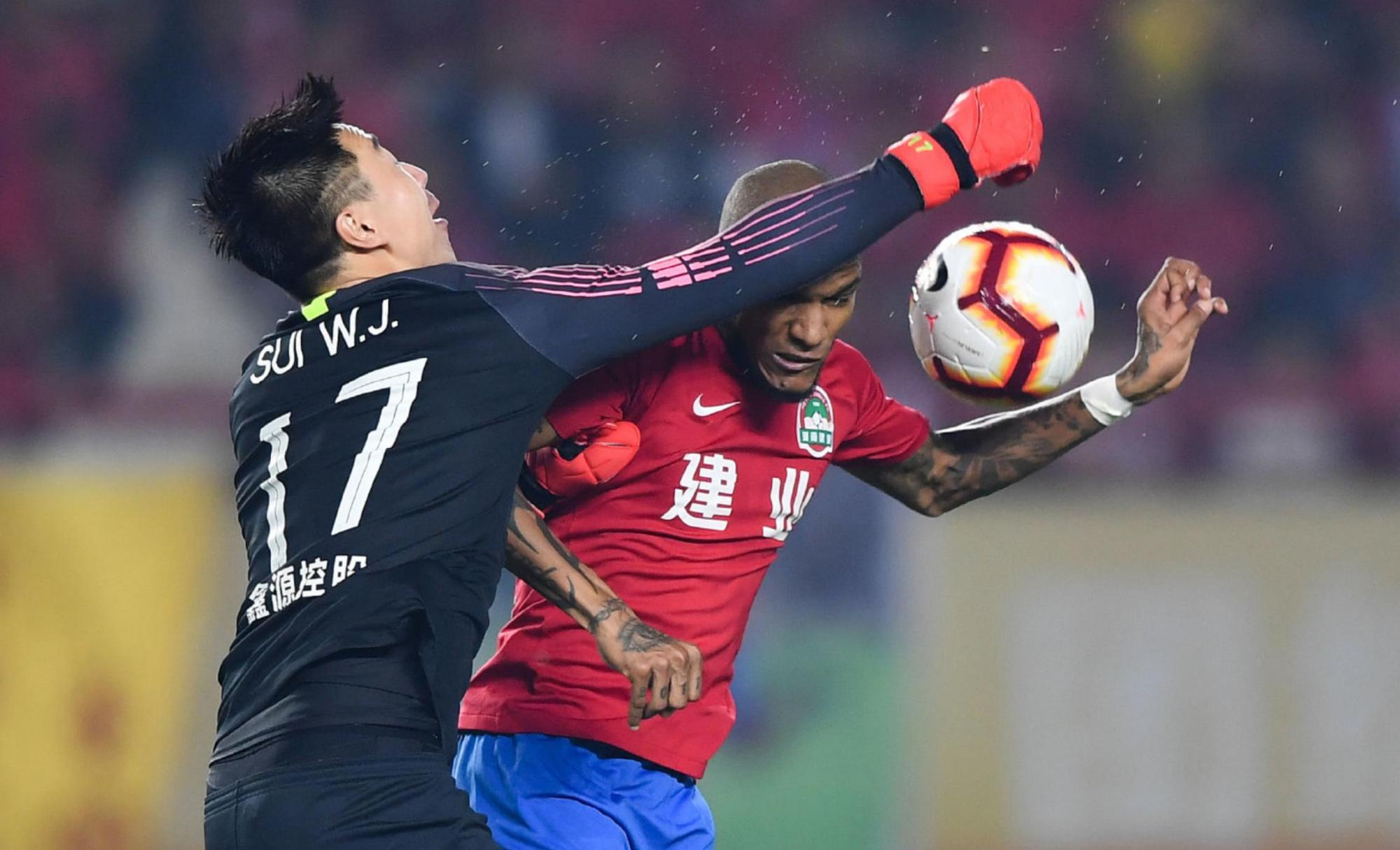 大连一方迎战河南建业，争夺三分胜利