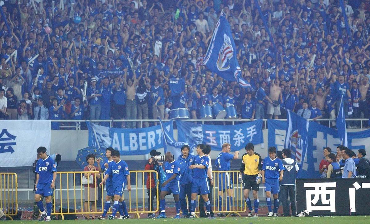 申花中场球员受伤退场，球队状态受影响