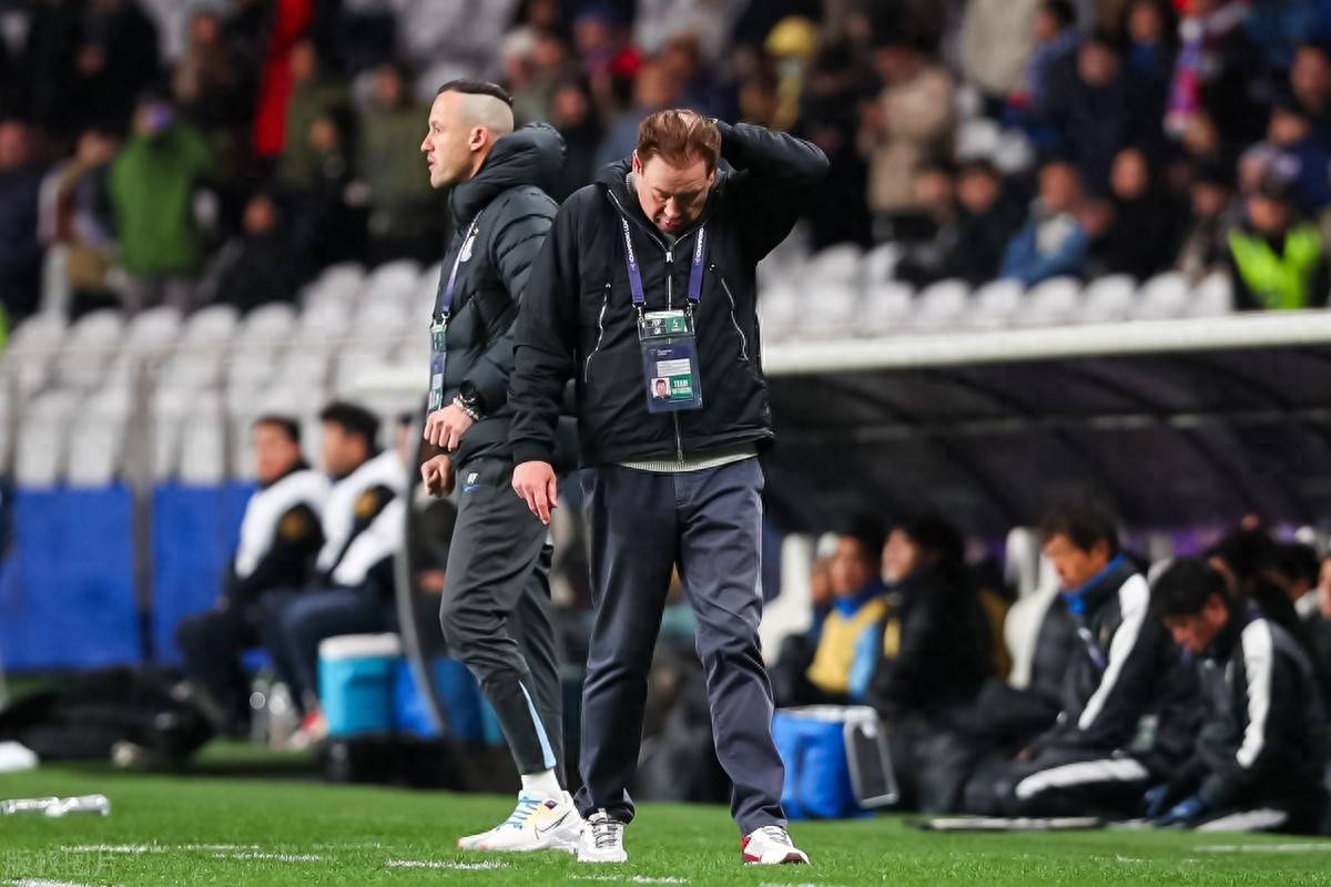 申花中场球员受伤退场，球队状态受影响