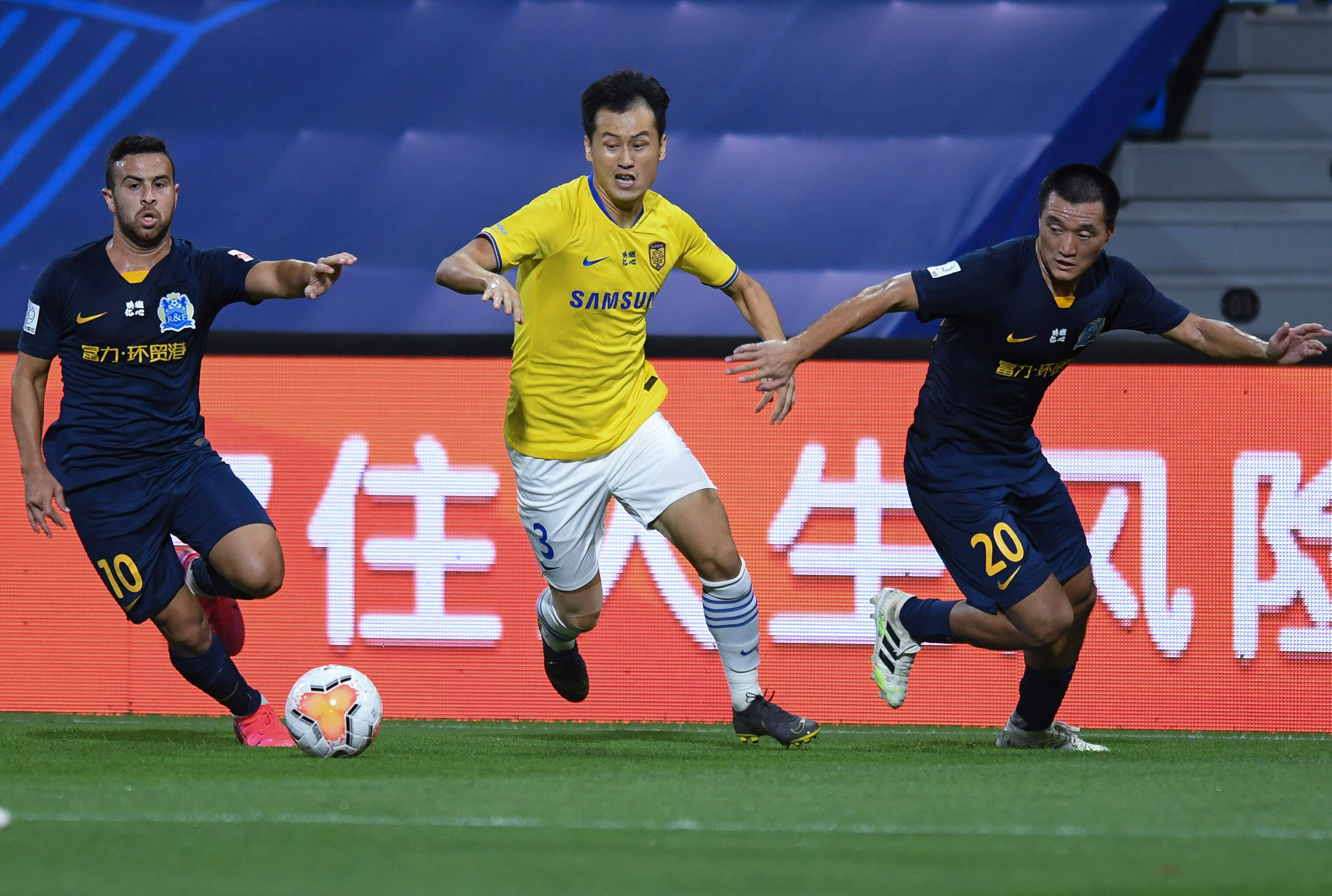 恒大主场大胜富力，继续领跑中超